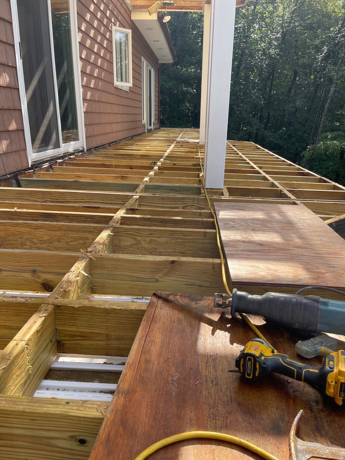 Tile wall installation detail with leveling clips